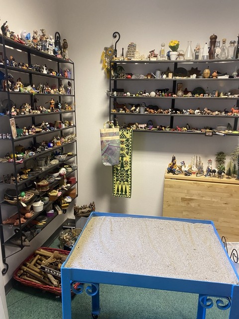 Stanza per il gioco della sabbia, con scaffali di statuine e la vasca di sabbia