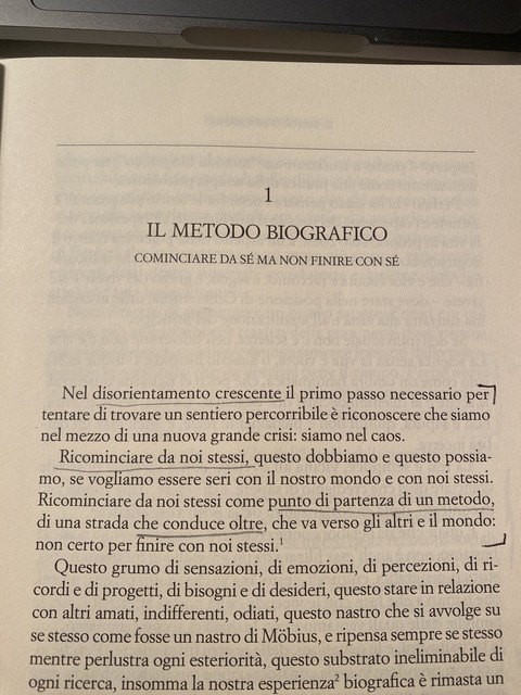 Trasloco di scatole su un carrello, in un ingresso d'epoca
