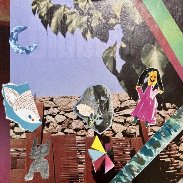 Collage con figure ritagliate, una volpe, una bambina e un muretto di pietra